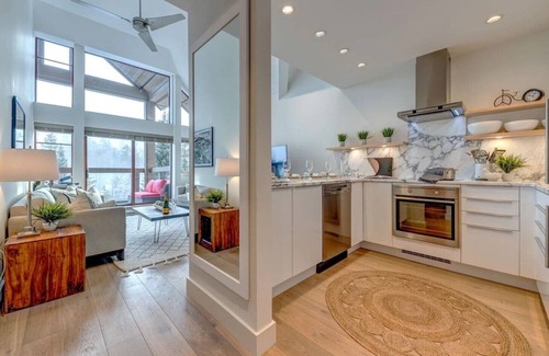Nicklaus North Condo | Mountain get-away. Beautiful views. Free parking. Minutes to village.