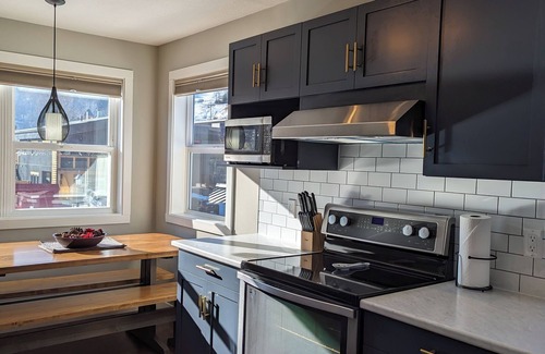 East Kootenay House | Mountain Getaway-Easy Walk to Base of the Ski Hill