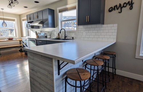East Kootenay House | Mountain Getaway-Easy Walk to Base of the Ski Hill