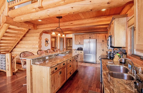 Anaconda Cabin | Mountain Getaway w/additional Bunkhouse Apartment!