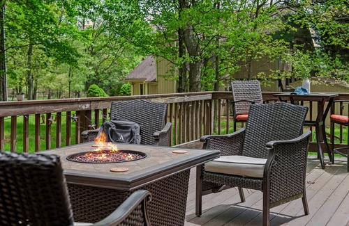 Albrightsville House | Mountain Hideout by Avantstay Game Room Deck