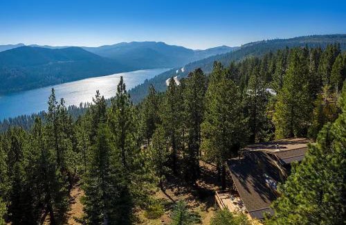 Truckee House | Mountain & Lake-View Delight