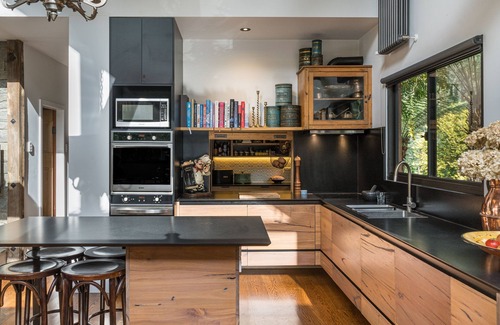 Sassafras House | Mountain Lodge STAYZ HOLIDAY HOME OF THE YEAR 2025, 1 hour from Melbourne!