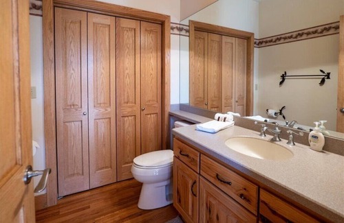 Lake George Cabin | Mountain Lodge with sauna-350acres. 5 minutes from fishing, kayaking, boating