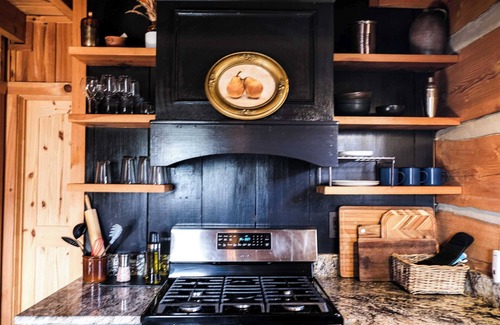 Vesta House | Mountain Log Cabin|Mabry Mill|Fireplace|Hiking