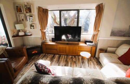 Mount Buller Ski Chalet | Mountain Retreat Suitable for 2 Families, Sleeps 8