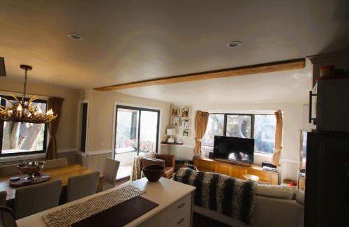 Mount Buller Ski Chalet | Mountain Retreat Suitable for 2 Families, Sleeps 8