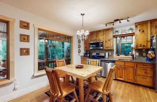 Franklin House | Mountain retreat with decks, firepit, pool table, and fireplace - dogs OK