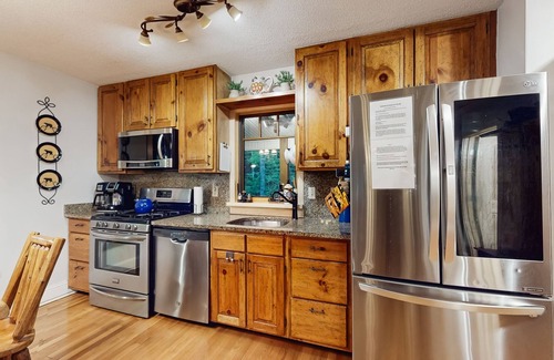 Franklin House | Mountain retreat with decks, firepit, pool table, and fireplace - dogs OK
