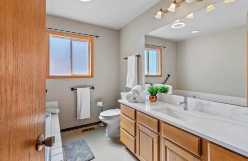 Northwest Portland Apartment | Mountain & River View - Spacious - Modern Home!