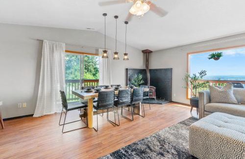 Northwest Portland Apartment | Mountain & River View - Spacious - Modern Home!