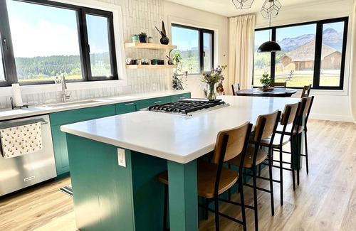 East Glacier Park Village House | Mountain Time House, Newly Built, Unobstructed Mountain View’s
