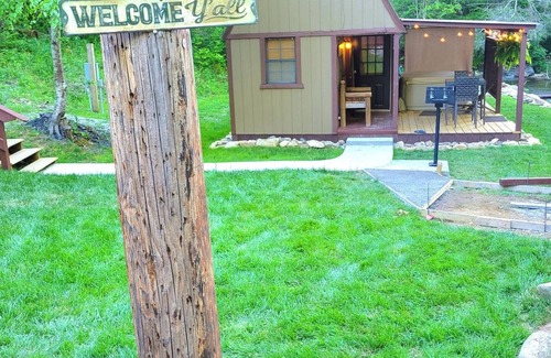 Flag Pond Apartment | Mountain Tiny Home on Bold Stream w Hot Tub!