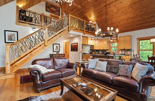 Wildwood Mountain Cabin | Mountain Treehouse | Wood Burning Fireplace and Hot Tub