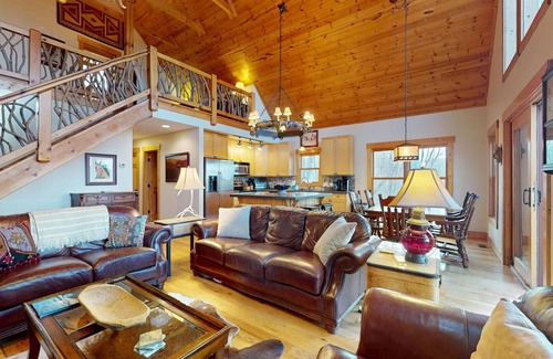 Wildwood Mountain Cabin | Mountain Treehouse | Wood Burning Fireplace and Hot Tub