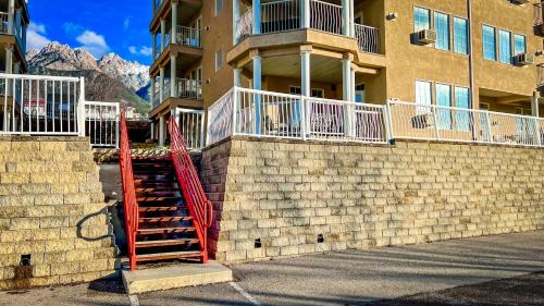 East Kootenay Apartment | Mountain View Suites by StayIn