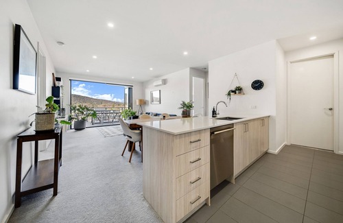Braddon Apartment | Mountain View City Center Apartment with BBQ
