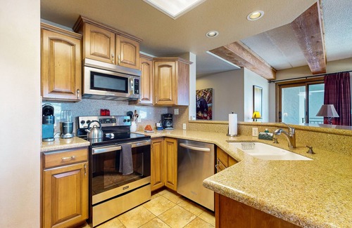 Crested Butte Condo | Mountain view condo with fireplace & W/D and access to shared hot tub