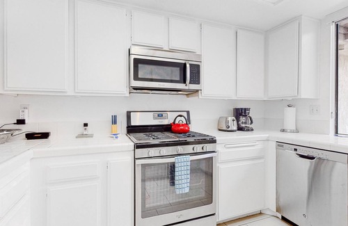 Sunrise Vista Chino Apartment | Mountain-view condo in lovely gated community with pools, and tennis