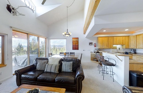 Fraser Condo | Mountain-view condo on the shuttle route with 2 decks & WiFi