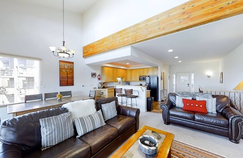 Fraser Condo | Mountain-view condo on the shuttle route with 2 decks & WiFi