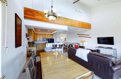 Fraser Condo | Mountain-view condo on the shuttle route with 2 decks & WiFi