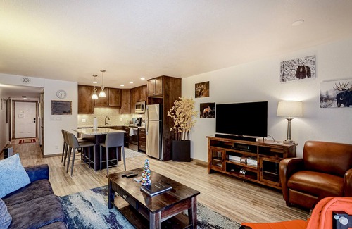 Frisco Apartment | Mountain-View Condo with WiFi and Fireplace - Pool, Hot Tubs, Tennis, and Sauna