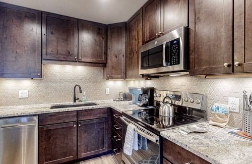 Frisco Apartment | Mountain-View Condo with WiFi and Fireplace - Pool, Hot Tubs, Tennis, and Sauna