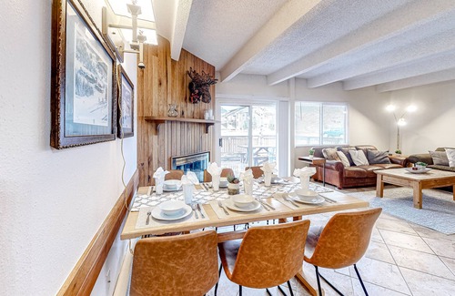 Frisco Condo | Mountain-View Gem - Ground Floor with Shared Pool & Hot Tub - Walkable Locale