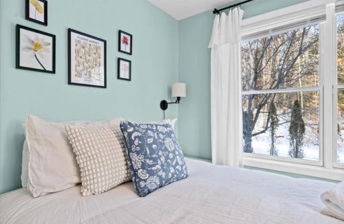 North Conway Apartment | Mountain View Home with Hot Tub