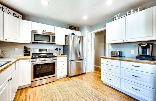 Security-Widefield Apartment | Mountain-View Home Near Cave of the Winds!
