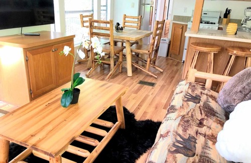 Whittier Cabin | Mountain Views Cabin with Loft WiFi Pets Casino Fire pit Tesla Charger