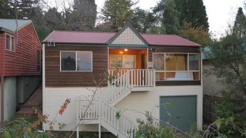 Blackheath House | Mountain Views Cedar Cottage