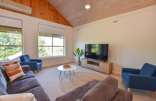 Myrtleford House | Mountain Views - Great for the whole family or a bunch of friends