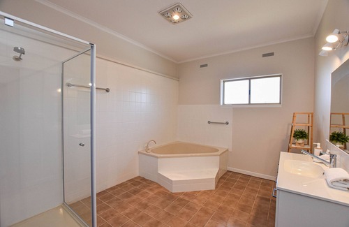 Myrtleford House | Mountain Views - Great for the whole family or a bunch of friends