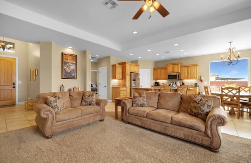 La Verkin House | Mountain Views Near Zion - Wifi - Self Checkin/Out - Outdoor Fire Pit & Grill