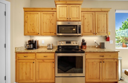 La Verkin House | Mountain Views Near Zion - Wifi - Self Checkin/Out - Outdoor Fire Pit & Grill