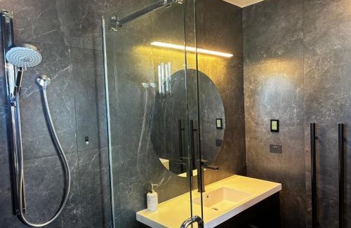 Lake Hawea House | Mountain views private master bedroom