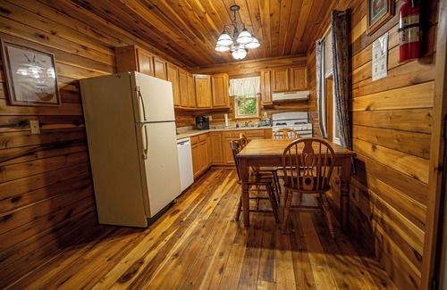 Hico Cabin | Mountaineer Cabin 6 - Hot Tub & Gas Fireplace close to New River Gorge
