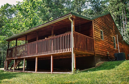 Hico Cabin | Mountaineer Cabin 6 - Hot Tub & Gas Fireplace close to New River Gorge
