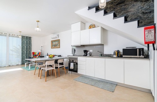 Arco da Calheta House | Moura's House, A view to the ocean with all the comforts.
