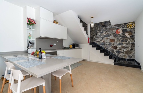 Arco da Calheta House | Moura's House, A view to the ocean with all the comforts.
