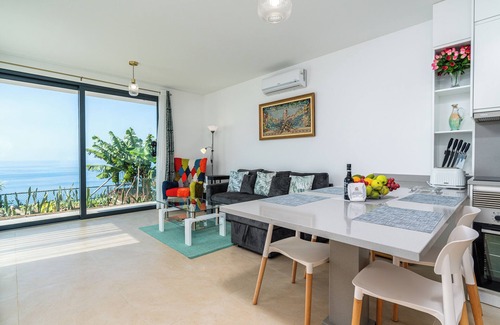 Arco da Calheta House | Moura's House, A view to the ocean with all the comforts.