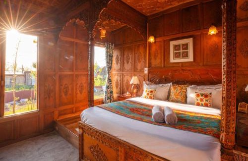 Dal Lake Boat Rental | Moustache Houseboat Srinagar