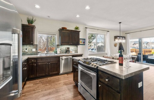 Larkspur Apartment | Movie Theater, Office, Pets! - Stunning Bend Home