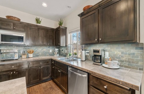 Larkspur Apartment | Movie Theater, Office, Pets! - Stunning Bend Home