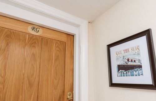 Bridlington Old Town Apartment | MOWBRAY 1, pet friendly, country holiday cottage in Bridlington