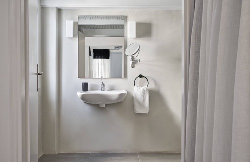 Finikia Hotel | Mr and Mrs White Oia – Santorini