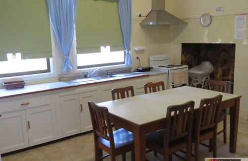 South West Rocks House | MRS MOTTEES COTTAGE - SHORT STROLL TO BEACH, AIRCONDITIONED & PET FRIENDLY.