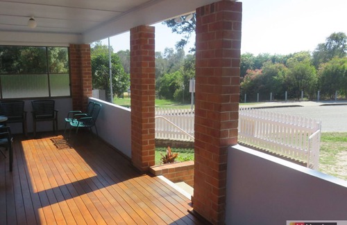 South West Rocks House | MRS MOTTEES COTTAGE - SHORT STROLL TO BEACH, AIRCONDITIONED & PET FRIENDLY.